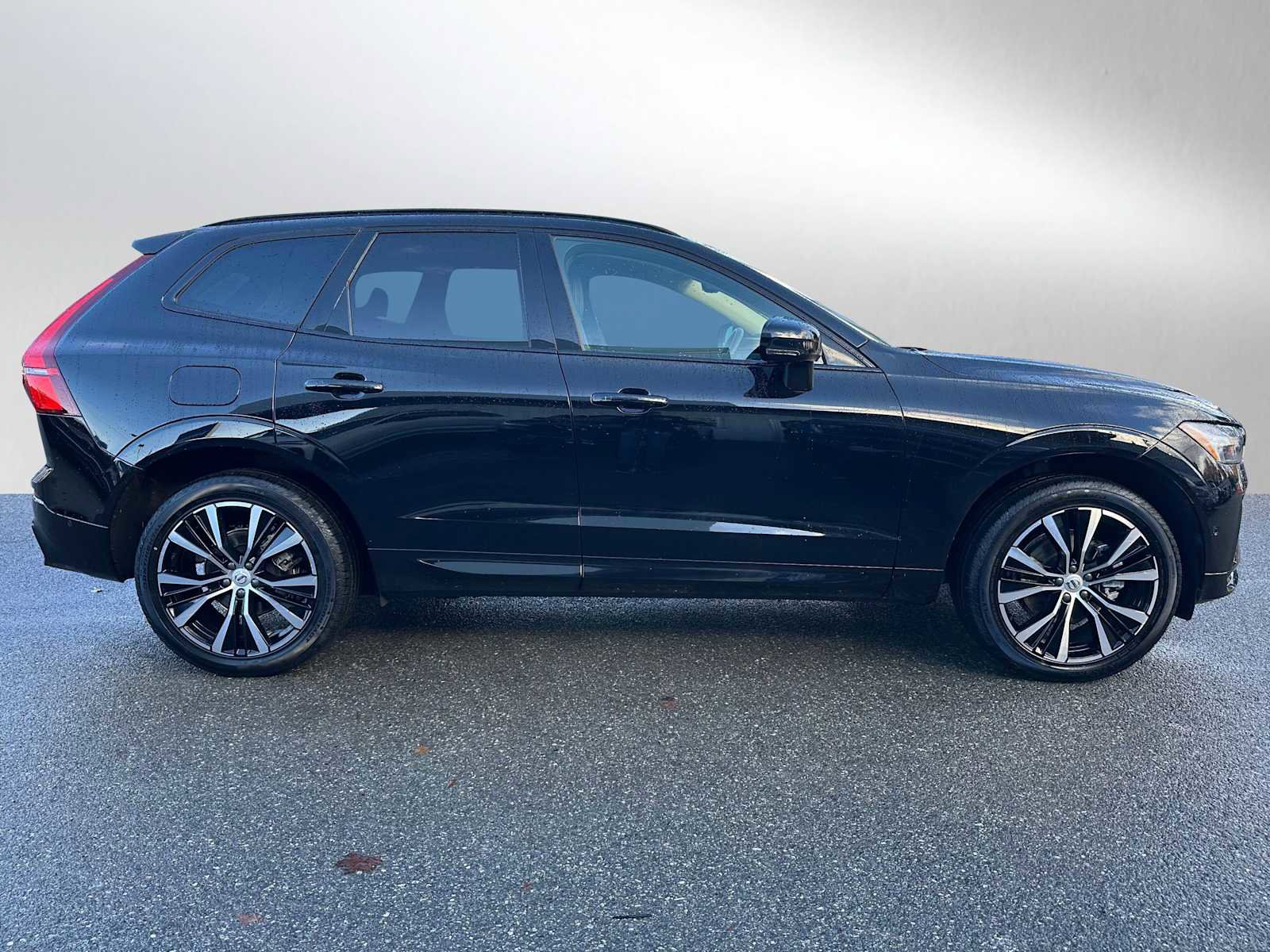 Used 2025 Volvo XC60 B5 Plus w/ Protection Package Premier image 2