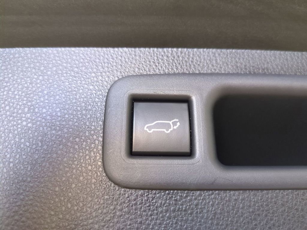 Used 2021 Toyota Highlander XLE image 15