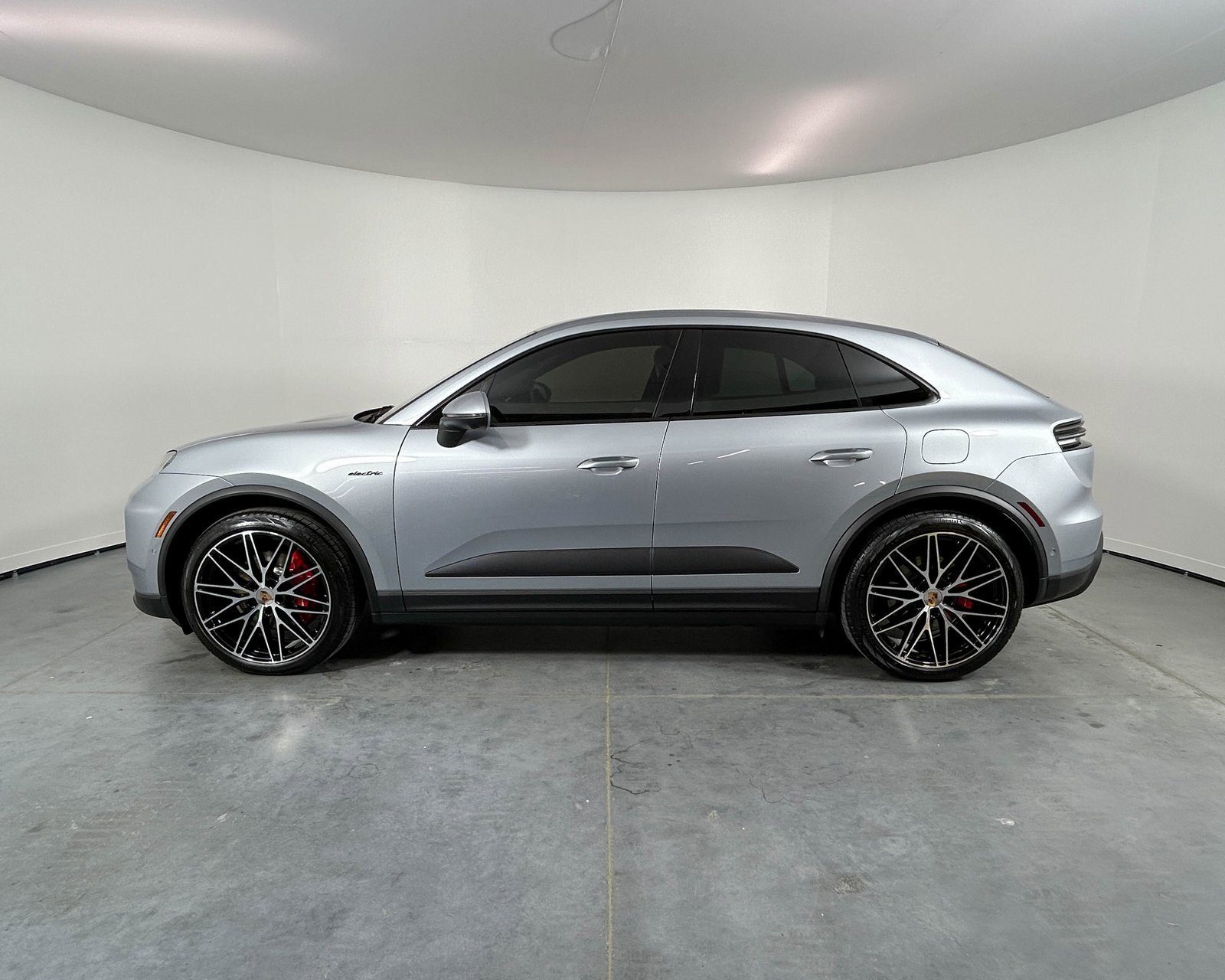 Used 2025 Porsche Macan 4S Electric image 2