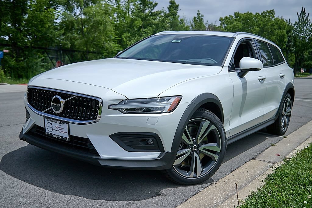 New 2026 Volvo V60 B5 Cross Country Plus w/ Climate Package AWD/4WD image 2