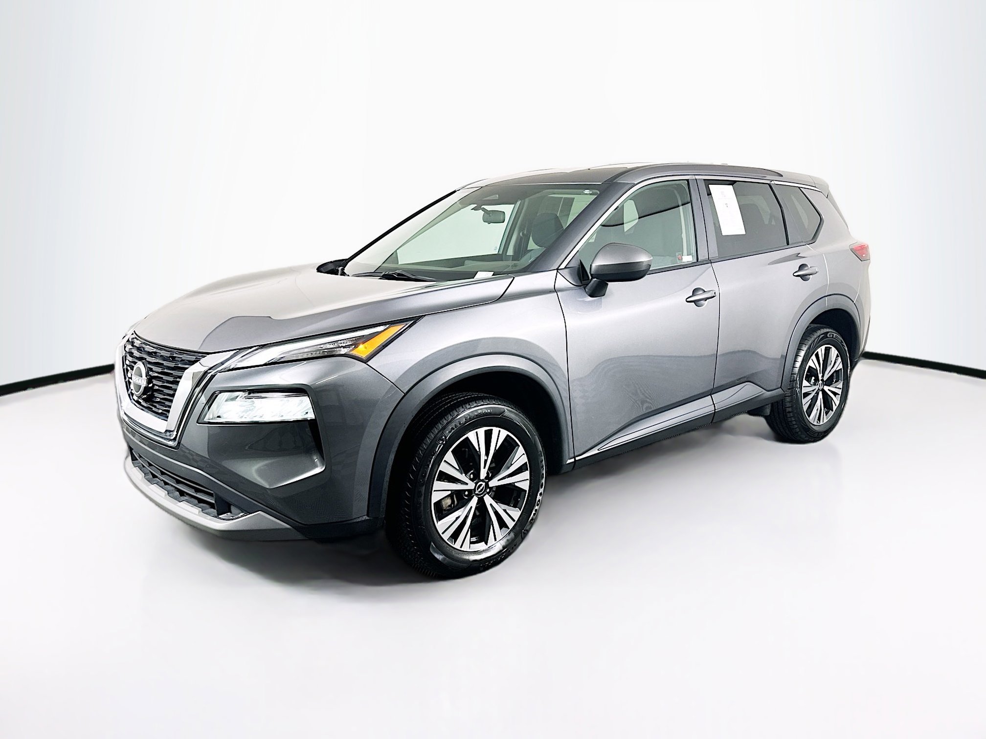 Used 2023 Nissan Rogue SV image 3
