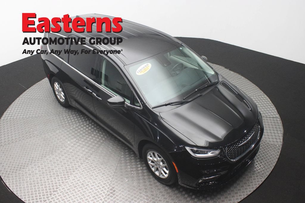 Used 2023 Chrysler Pacifica Touring-L FWD image 3