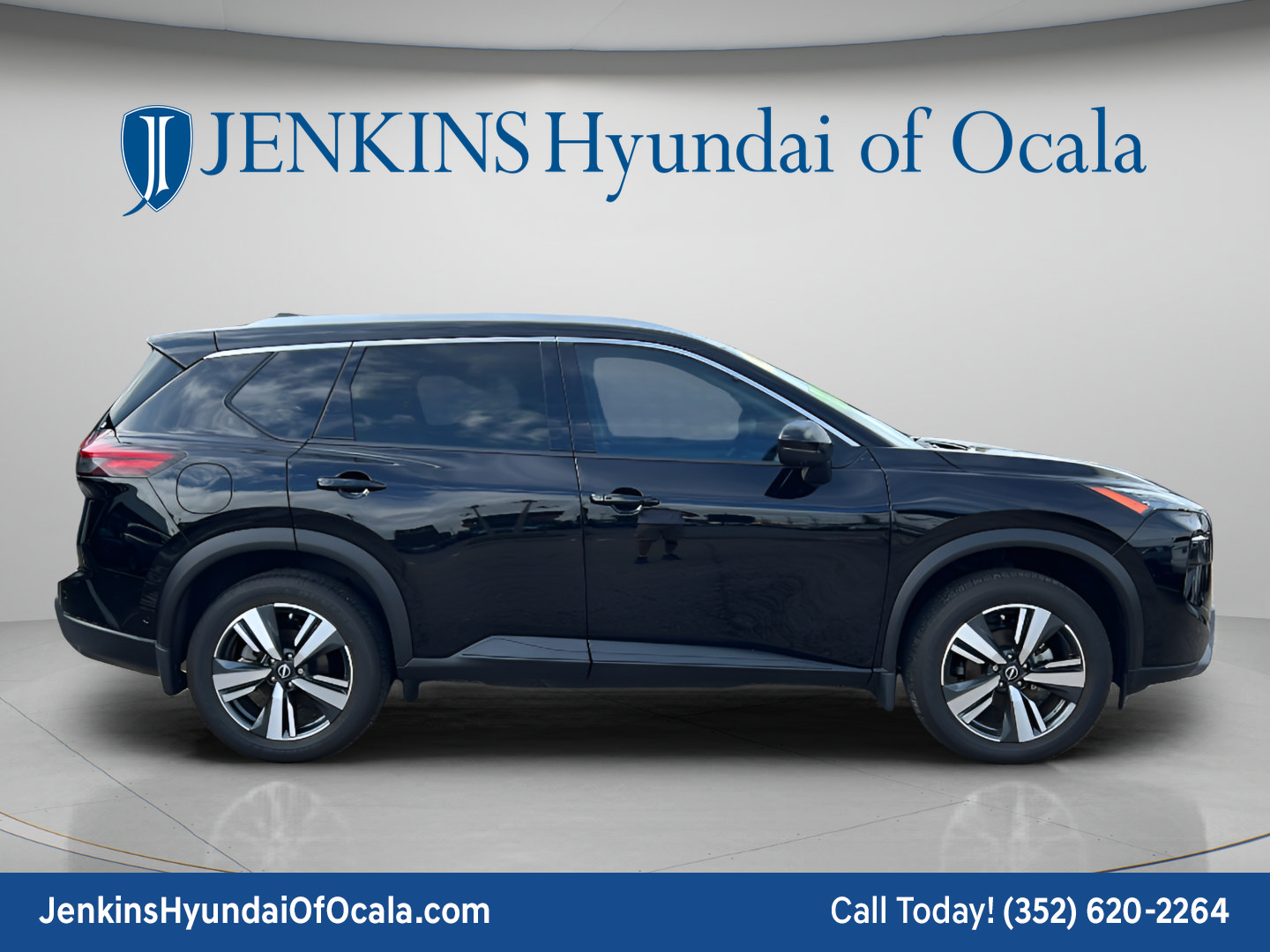 Used 2025 Nissan Rogue SL w/ SL Premium Package FWD image 2