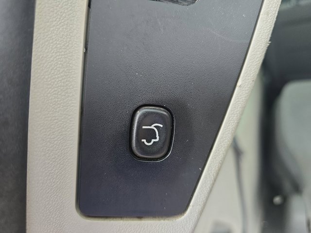 Used 2010 Chrysler Town & Country Touring image 9