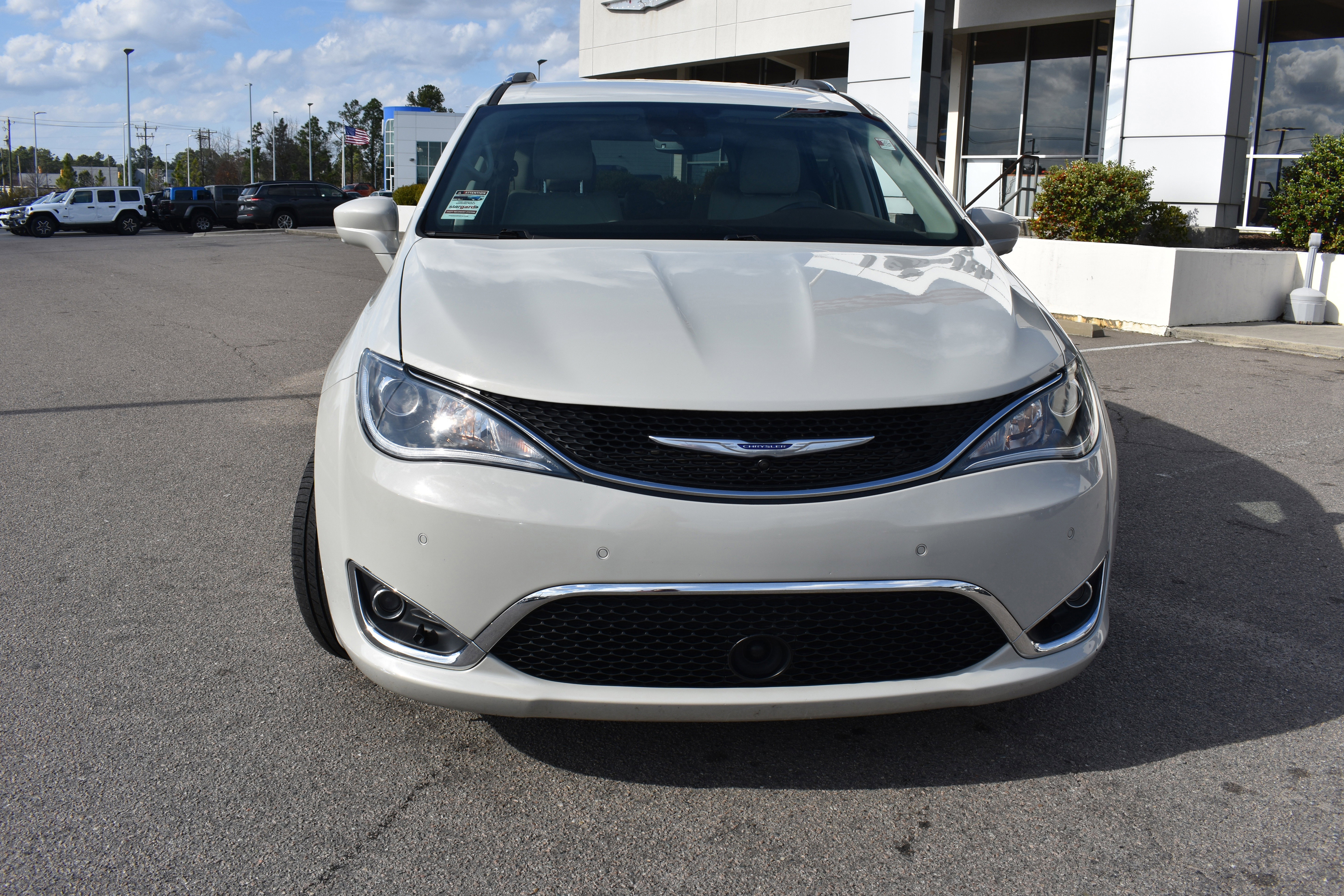 Used 2020 Chrysler Pacifica Touring-L Plus w/ Tire & Wheel Group image 4