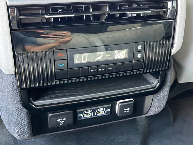Used 2025 Jeep Wagoneer 4WD image 15