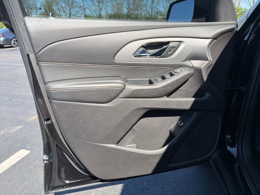 Used 2018 Chevrolet Traverse LT image 17