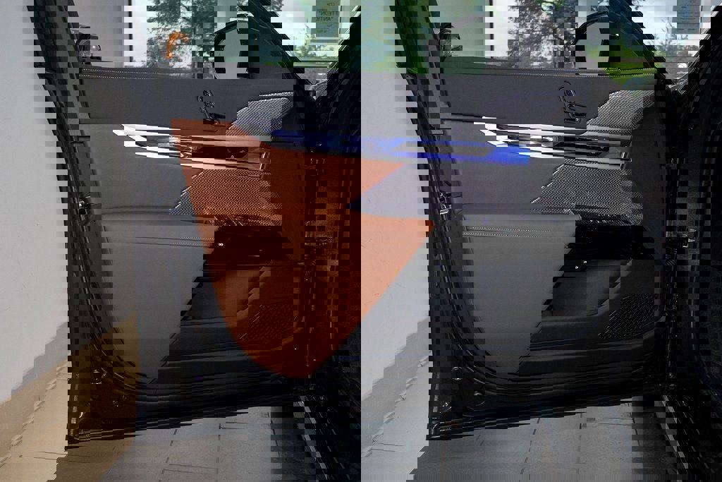 Used 2025 BMW i7 eDrive50 w/ Premium Package image 12