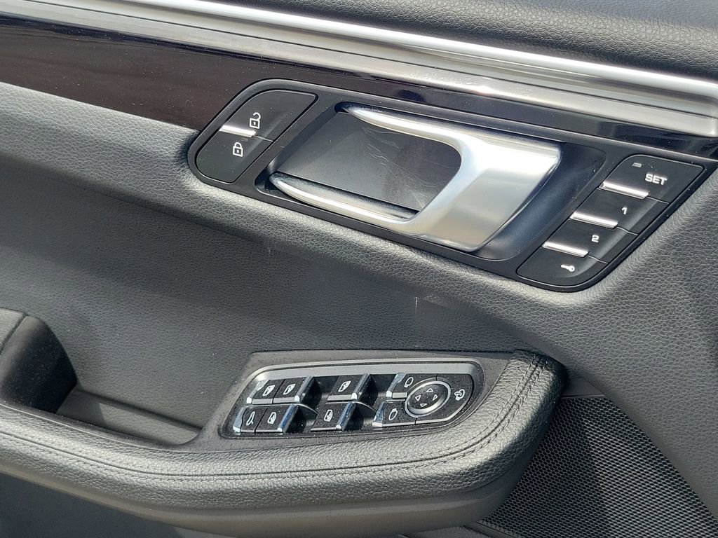 Used 2024 Porsche Macan AWD/4WD image 18