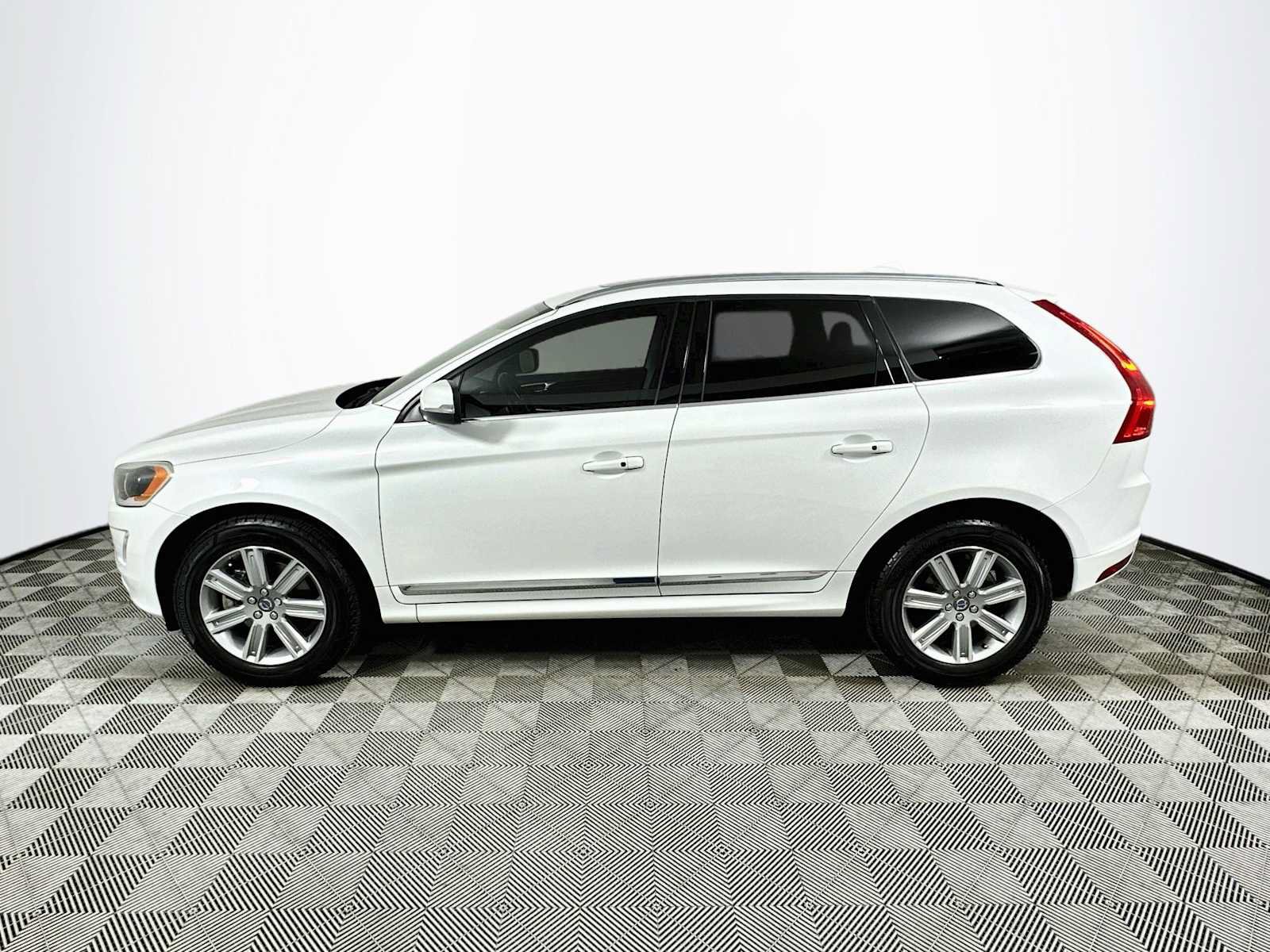 Used 2017 Volvo XC60 T5 Inscription w/ Preferred Option Package FWD image 4