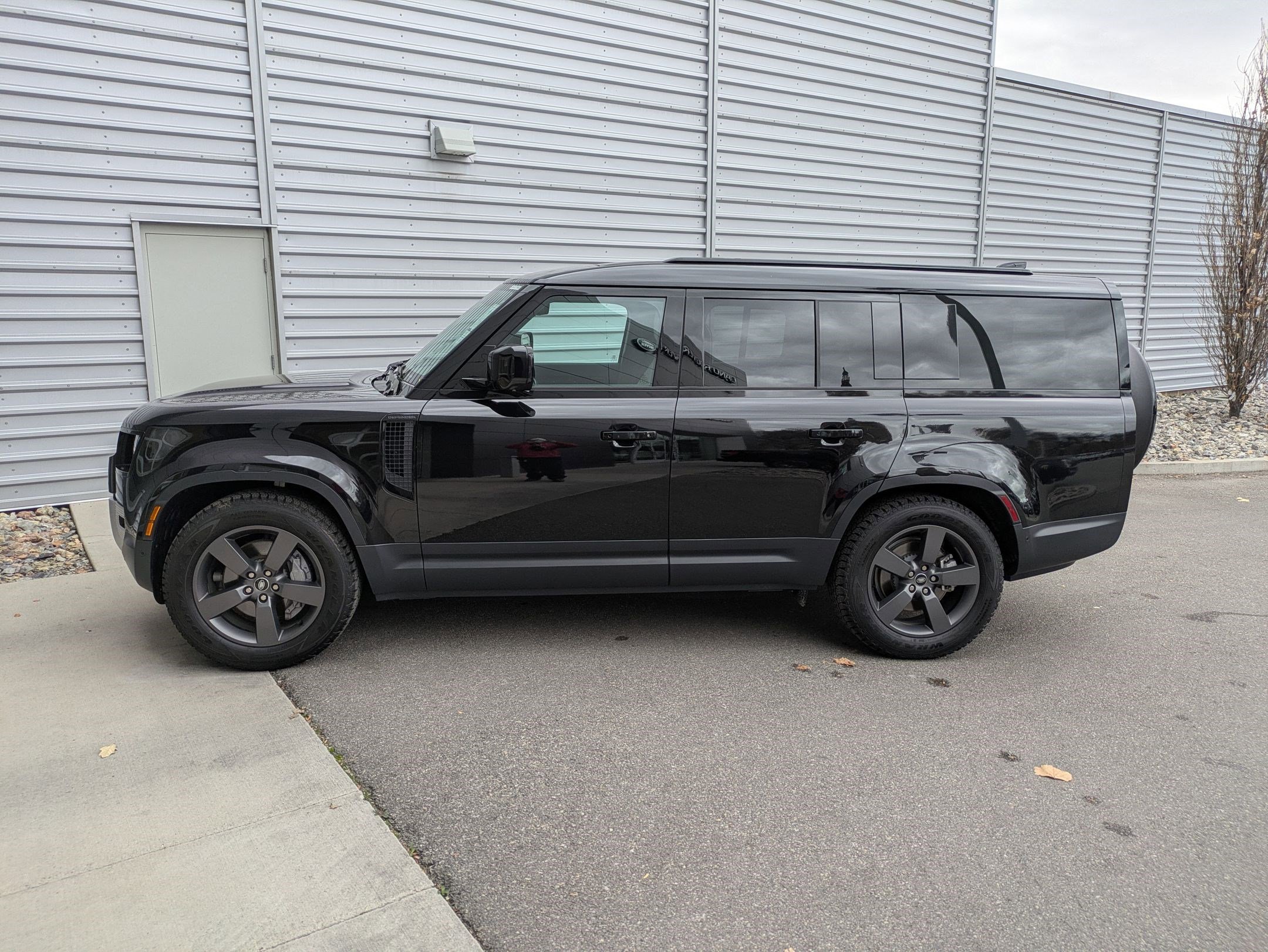 Used 2025 Land Rover Defender 130 S image 2