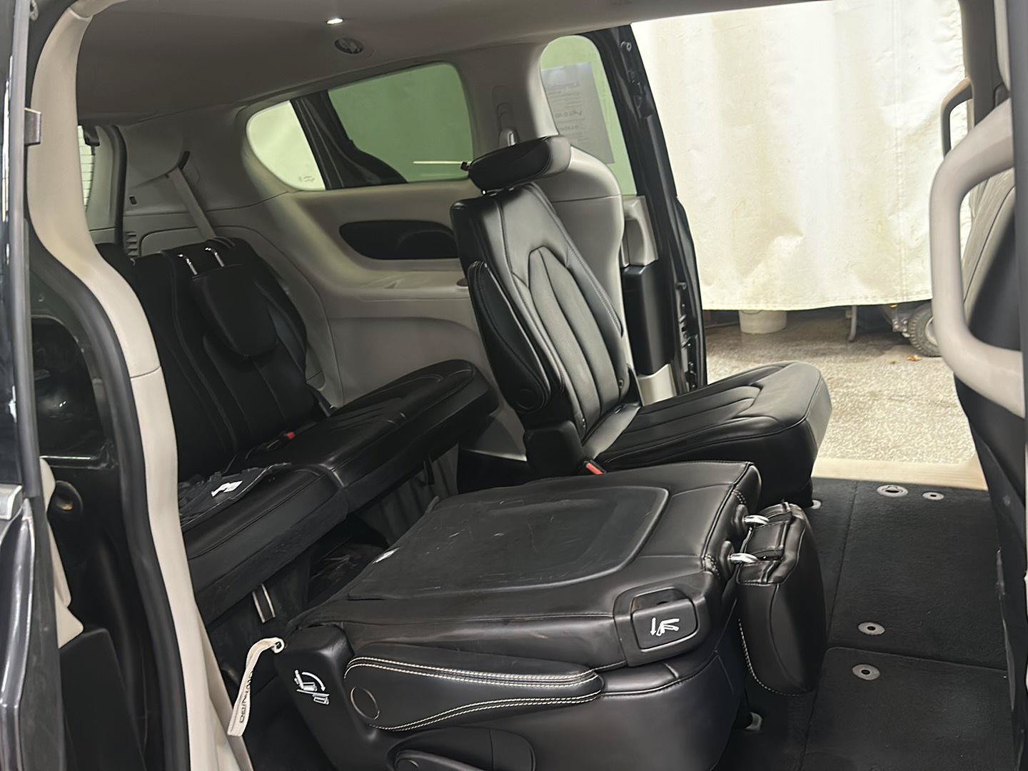 Used 2023 Chrysler Pacifica Touring-L FWD image 31