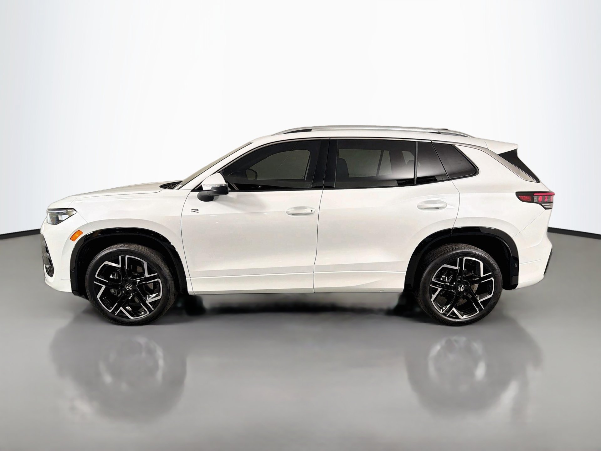 New 2027 Volkswagen Tiguan SEL R-Line AWD/4WD image 8