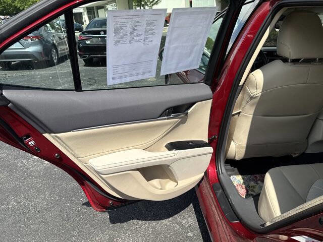 Used 2018 Toyota Camry XLE image 12