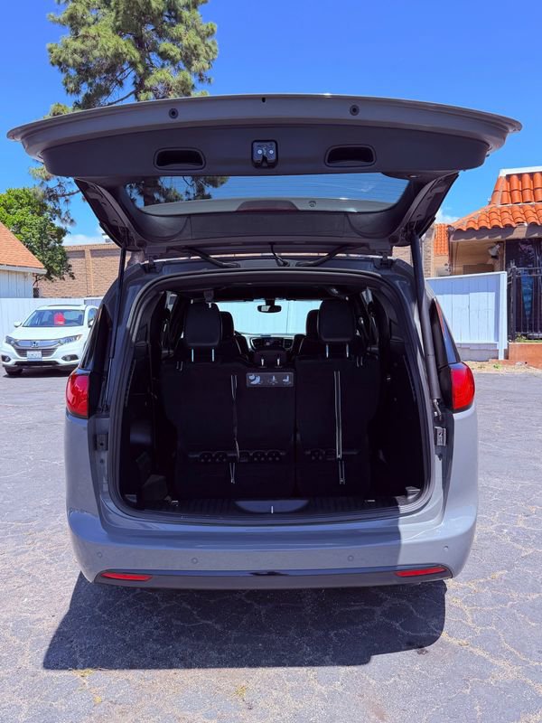 Used 2020 Chrysler Pacifica Touring-L Plus w/ S Appearance Package FWD image 16