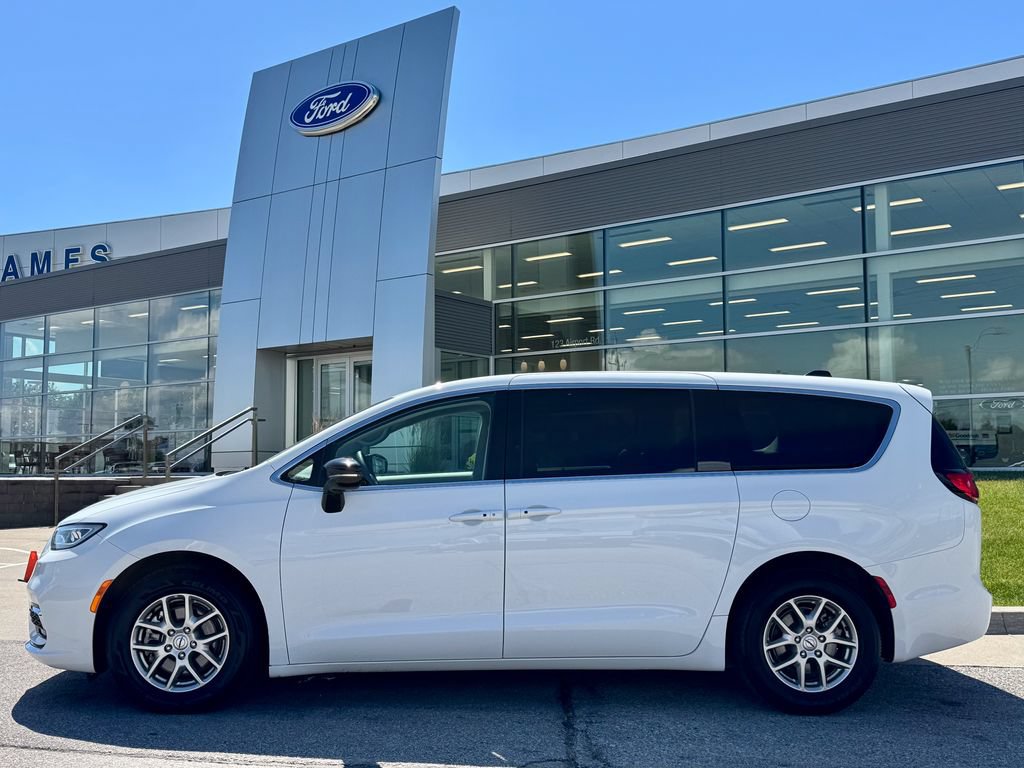 Used 2024 Chrysler Pacifica Touring-L FWD image 3