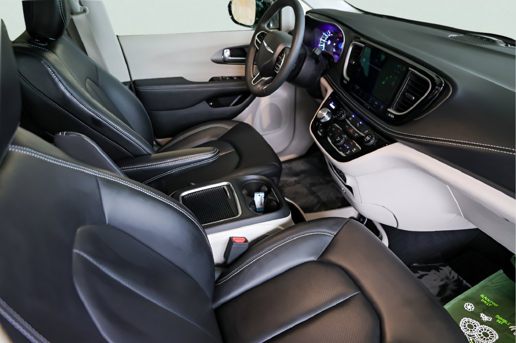 Used 2024 Chrysler Pacifica Limited FWD image 32