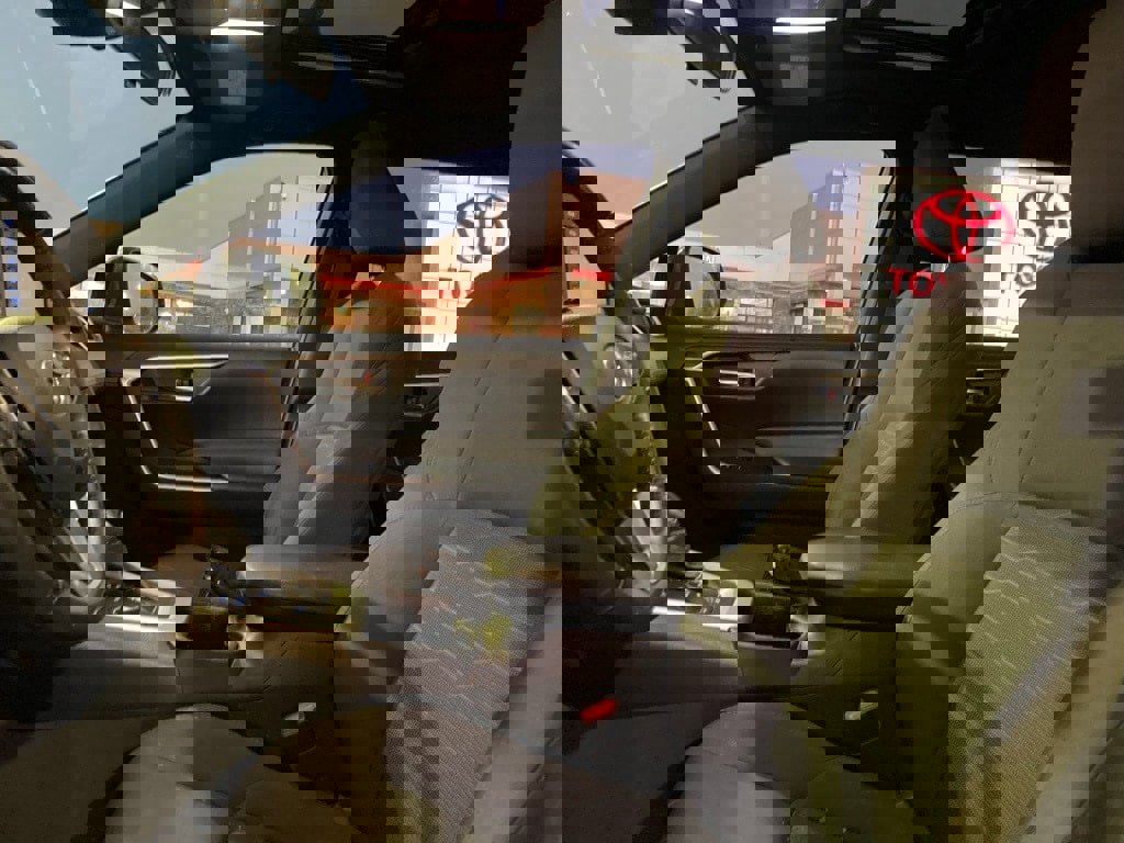 Used 2022 Toyota RAV4 SE image 10