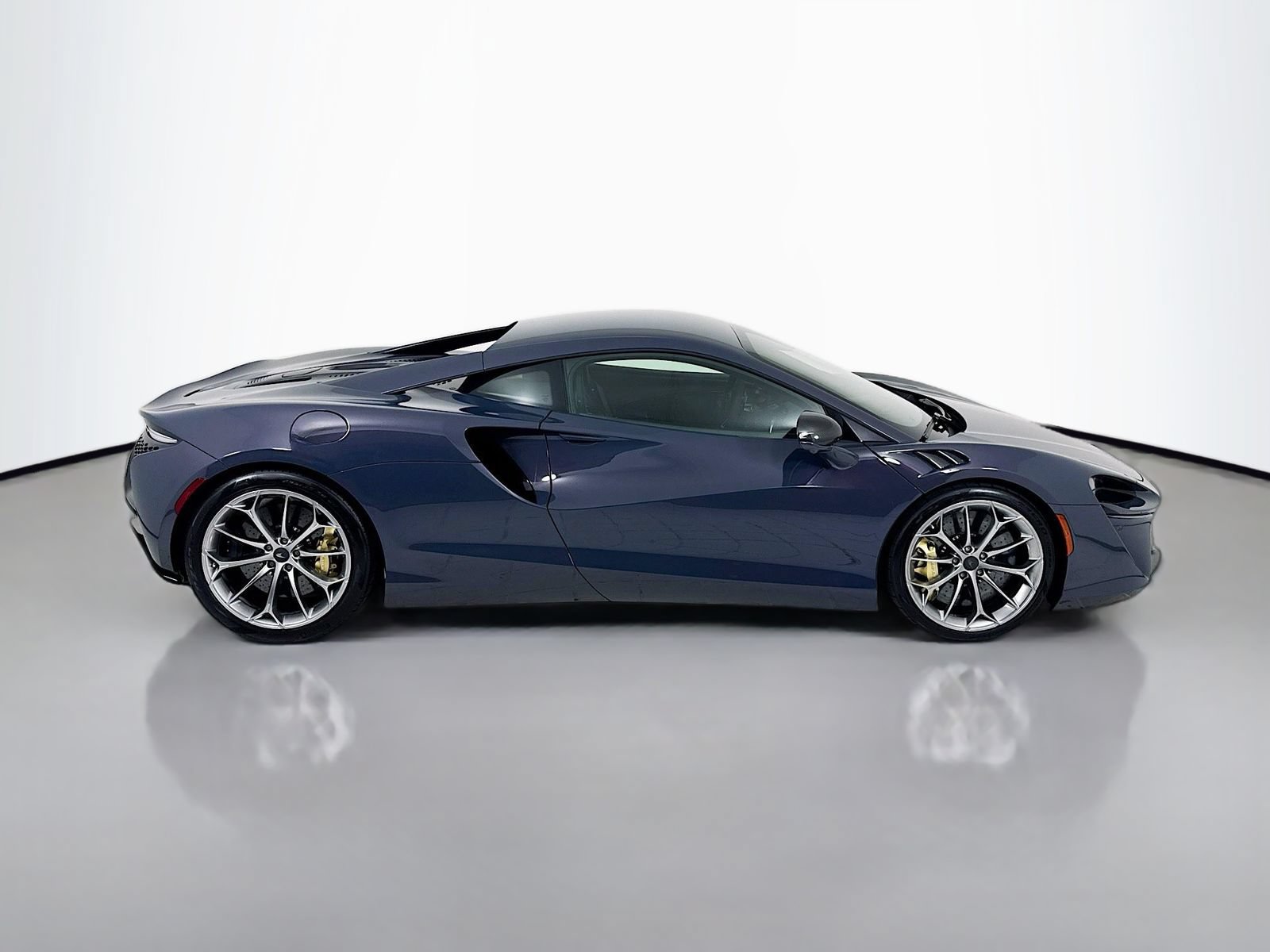 Used 2025 McLaren Artura RWD image 8