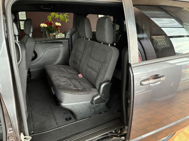 Used 2018 Dodge Grand Caravan SE image 24