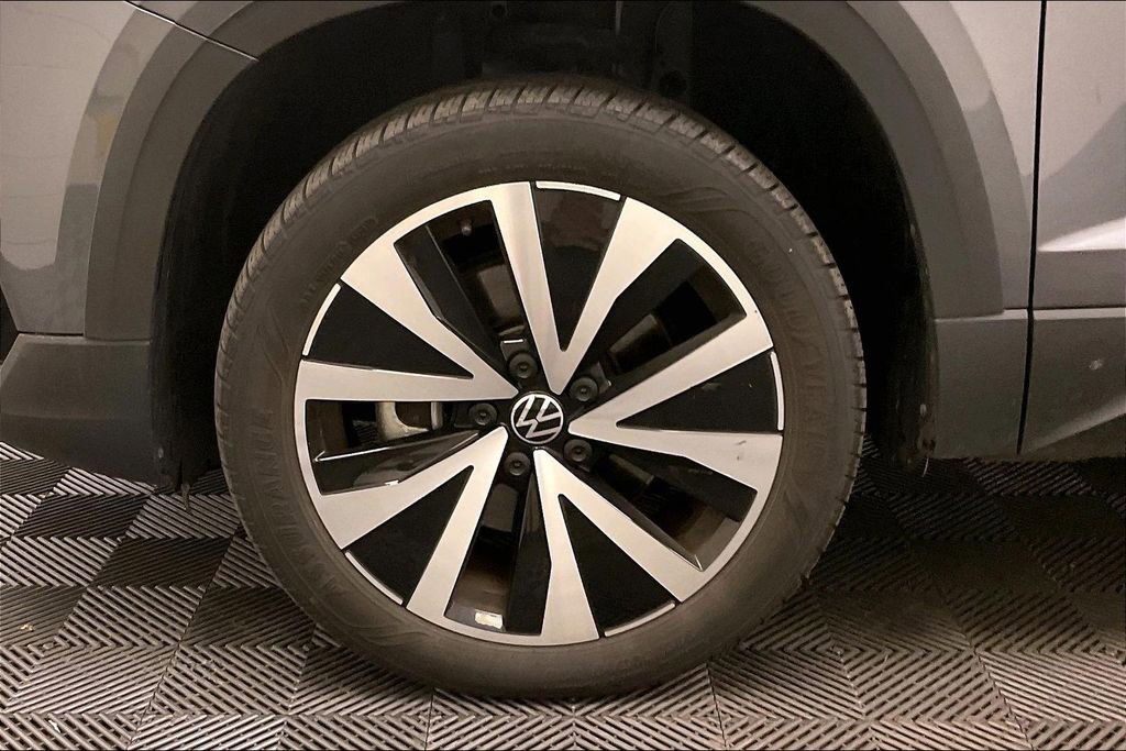 Used 2024 Volkswagen Taos SE image 8