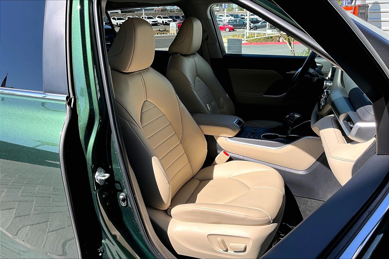 Used 2025 Toyota Highlander XLE AWD/4WD image 7