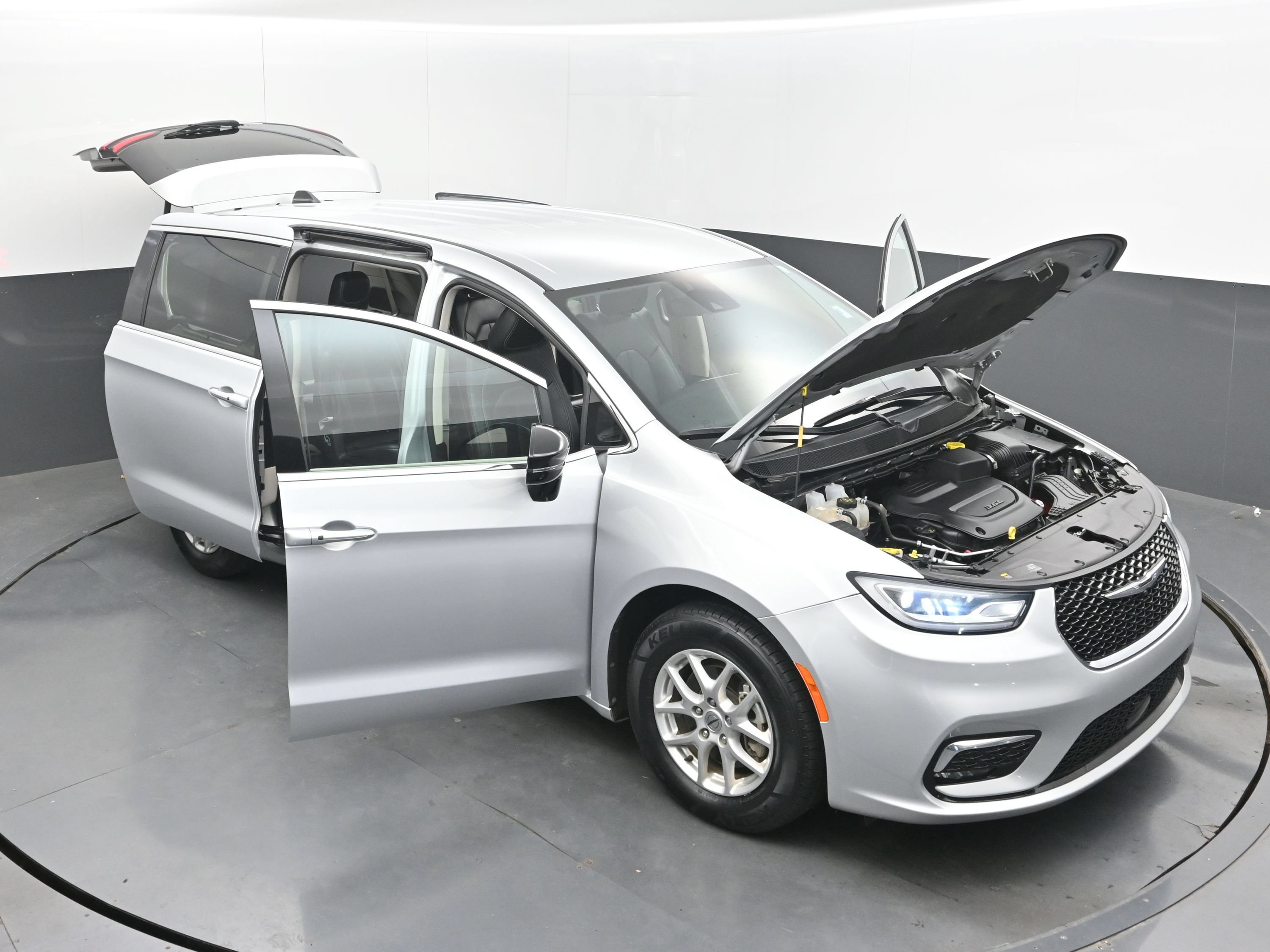 Used 2024 Chrysler Pacifica Touring-L FWD image 36