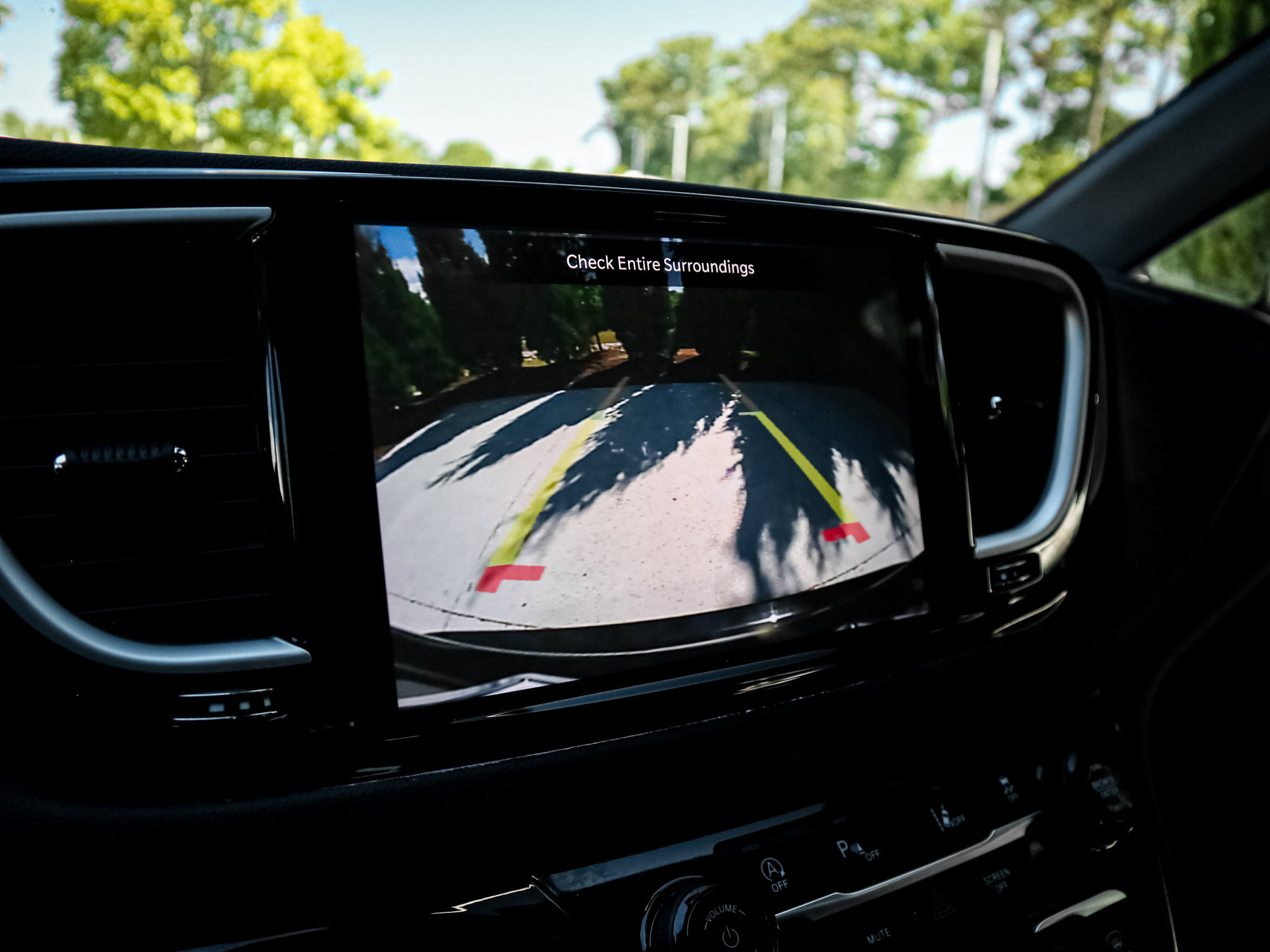 Used 2025 Chrysler Pacifica Select FWD image 25