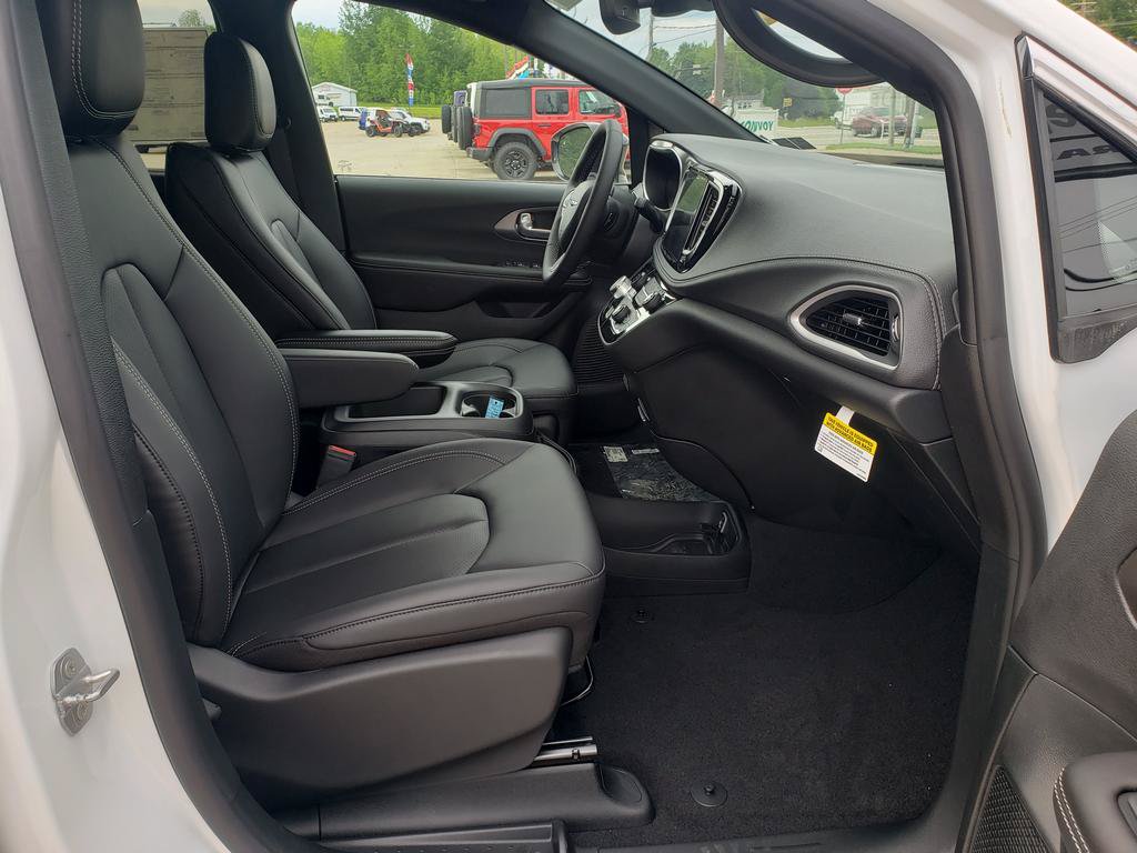New 2026 Chrysler Pacifica Select AWD/4WD image 16