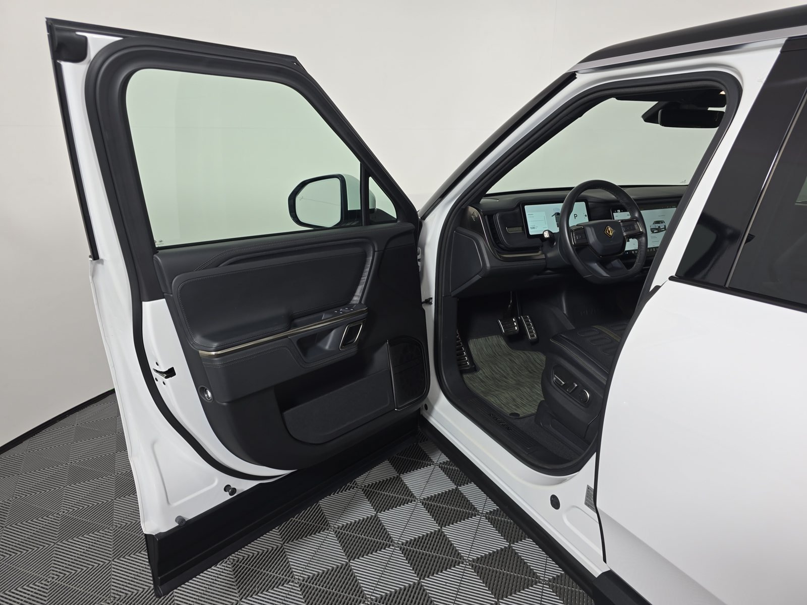 Used 2024 Rivian R1S Adventure Quad AWD/4WD image 16