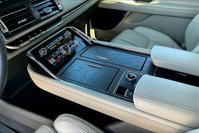 Used 2024 Lincoln Navigator Premiere AWD/4WD image 17