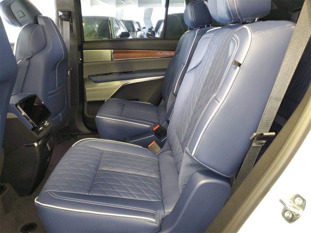 New 2026 Cadillac Vistiq Premium Luxury image 11