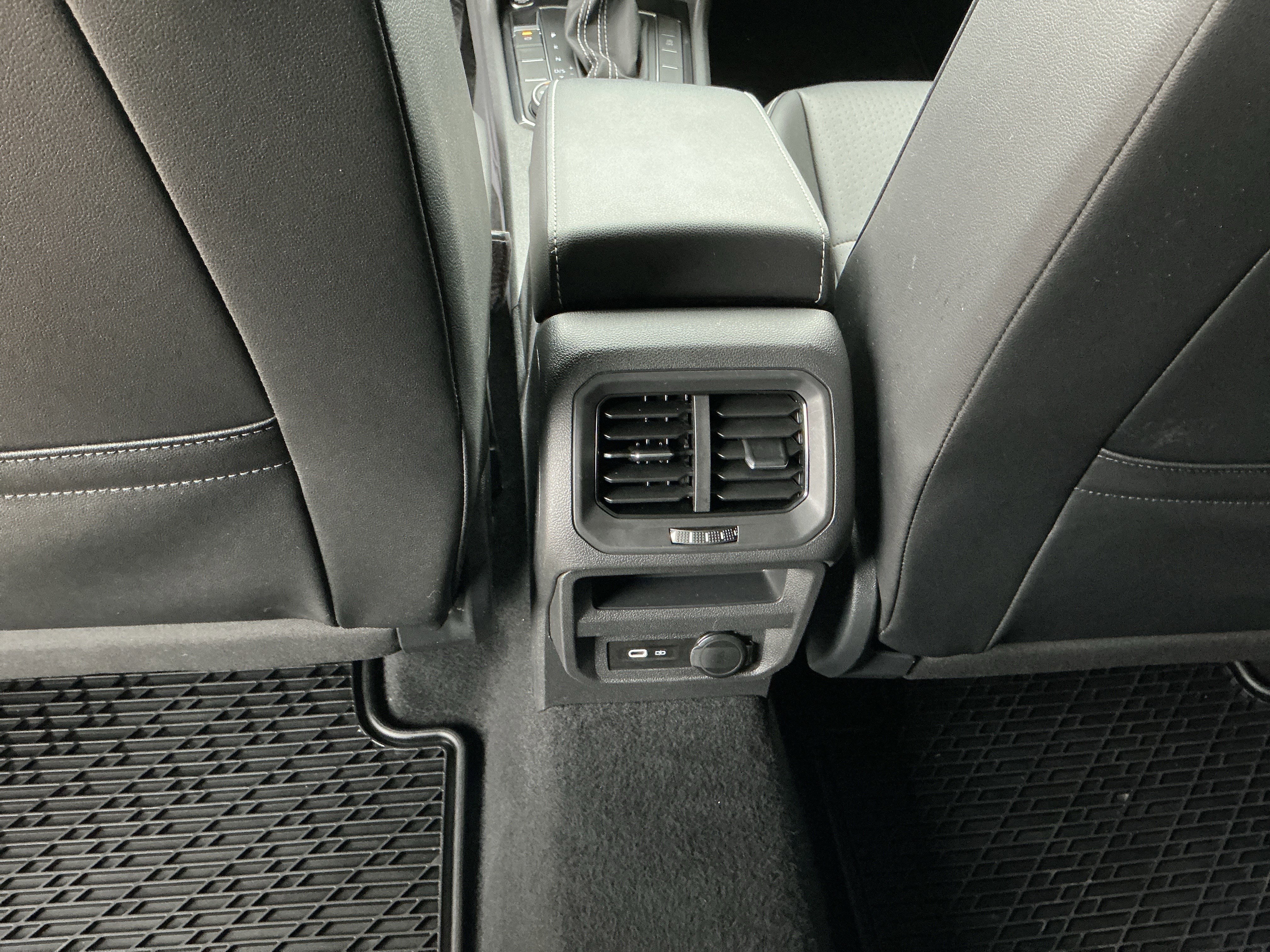 Used 2021 Volkswagen Tiguan SE w/ Panoramic Sunroof Package image 29