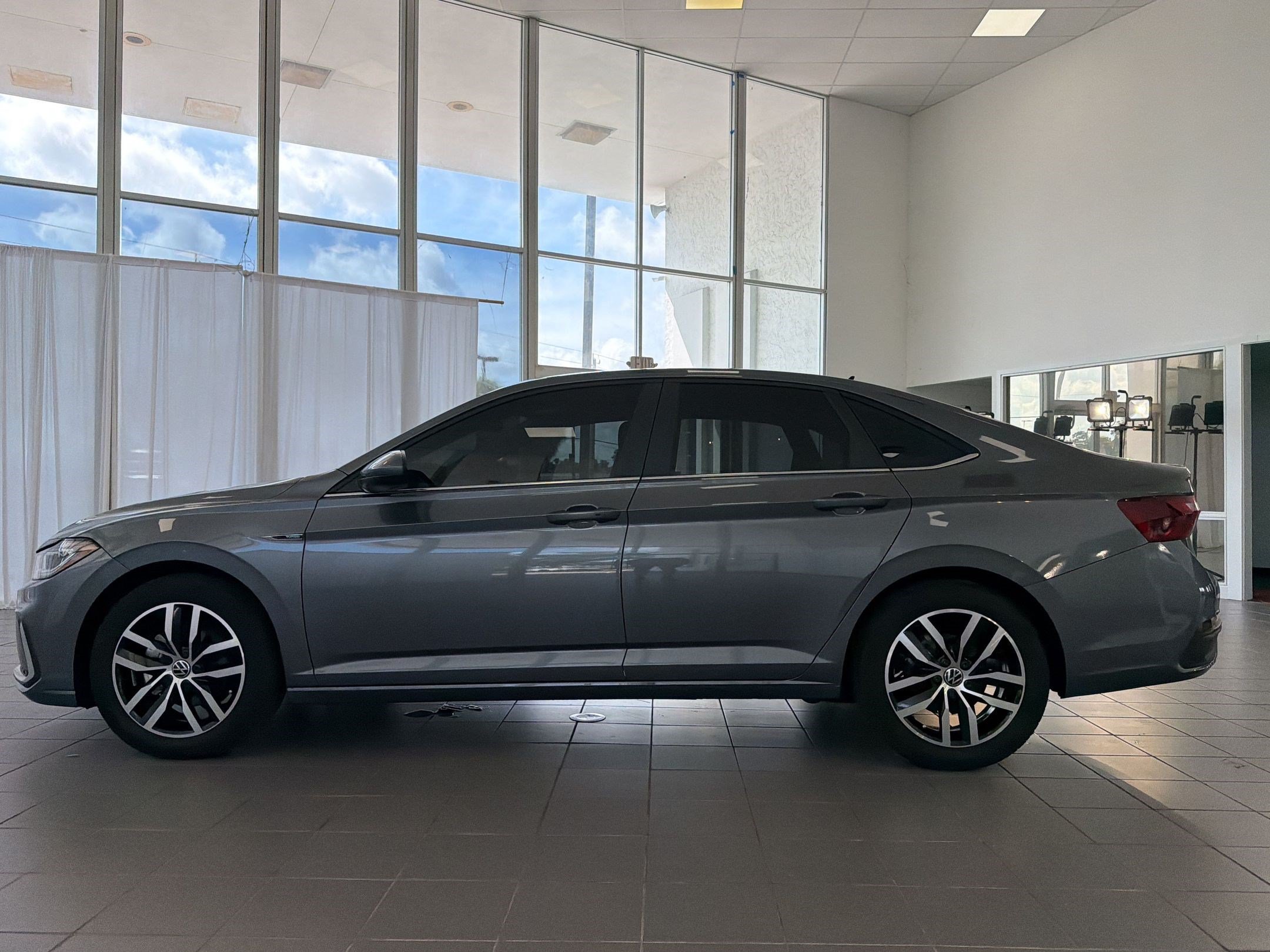 Used 2025 Volkswagen Jetta SE w/ Sunroof Package FWD image 2