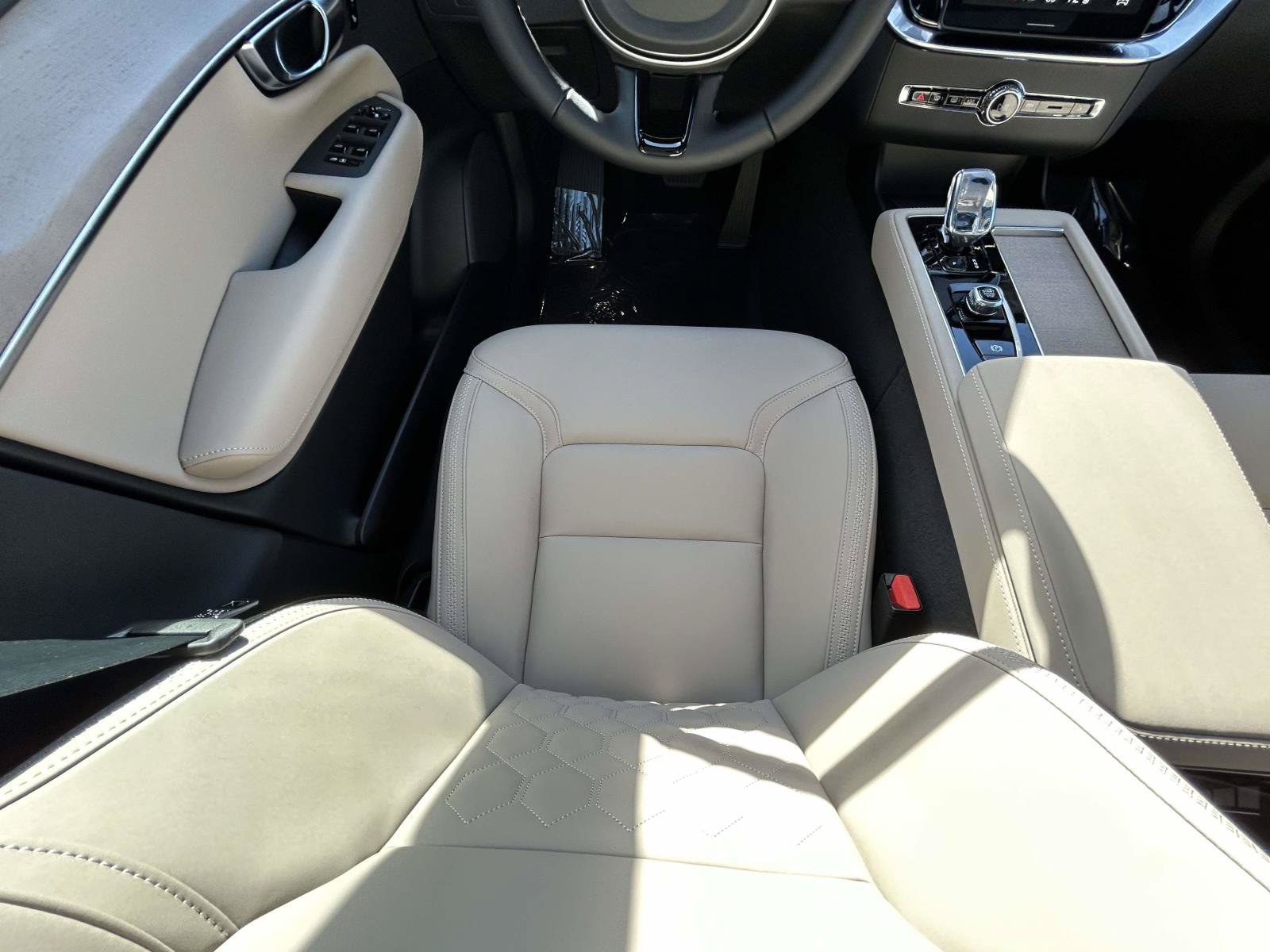 New 2026 Volvo XC90 T8 Plus w/ Protection Package Premier AWD/4WD image 15