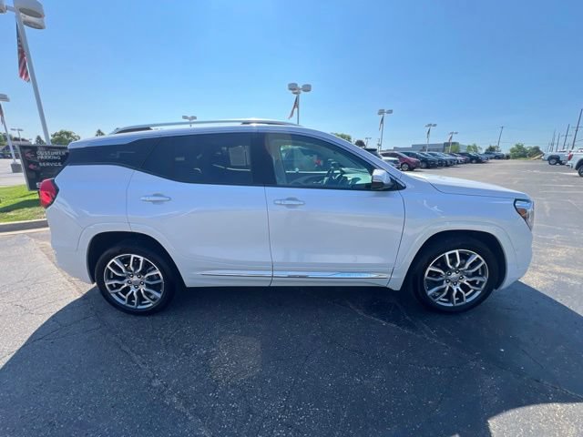 Used 2024 GMC Terrain Denali w/ Denali Premium Package AWD/4WD image 4