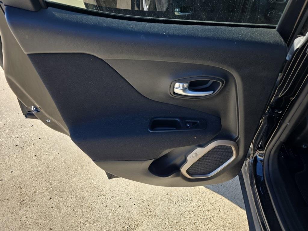 Used 2017 Jeep Renegade Latitude w/ Popular Equipment Group image 19