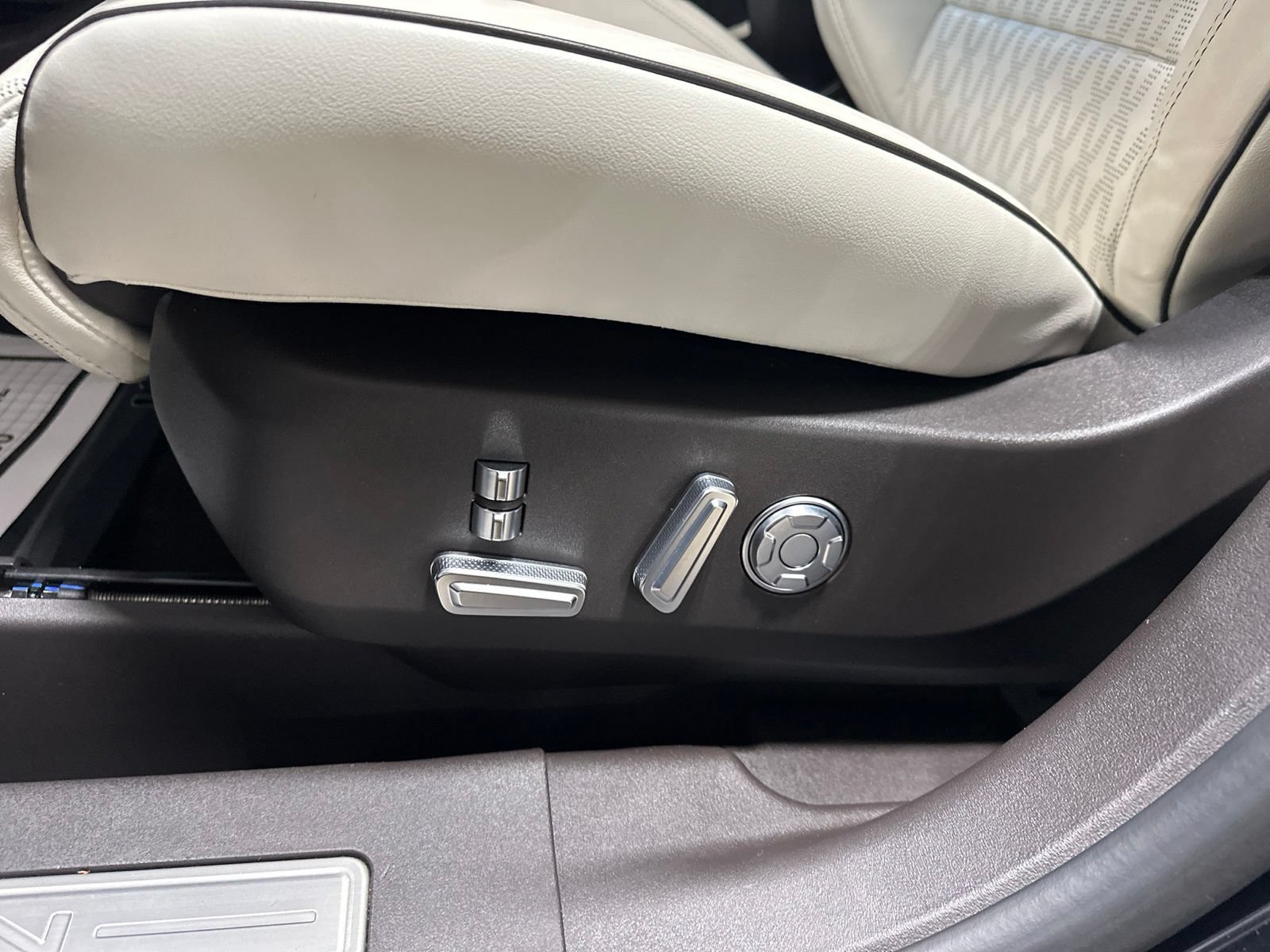 Used 2024 Lincoln Nautilus Black Label w/ Jet Appearance Package (87T) AWD/4WD image 14