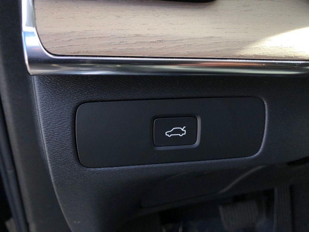 New 2026 Volvo XC90 B6 Plus w/ Protection Package Premier AWD/4WD image 6