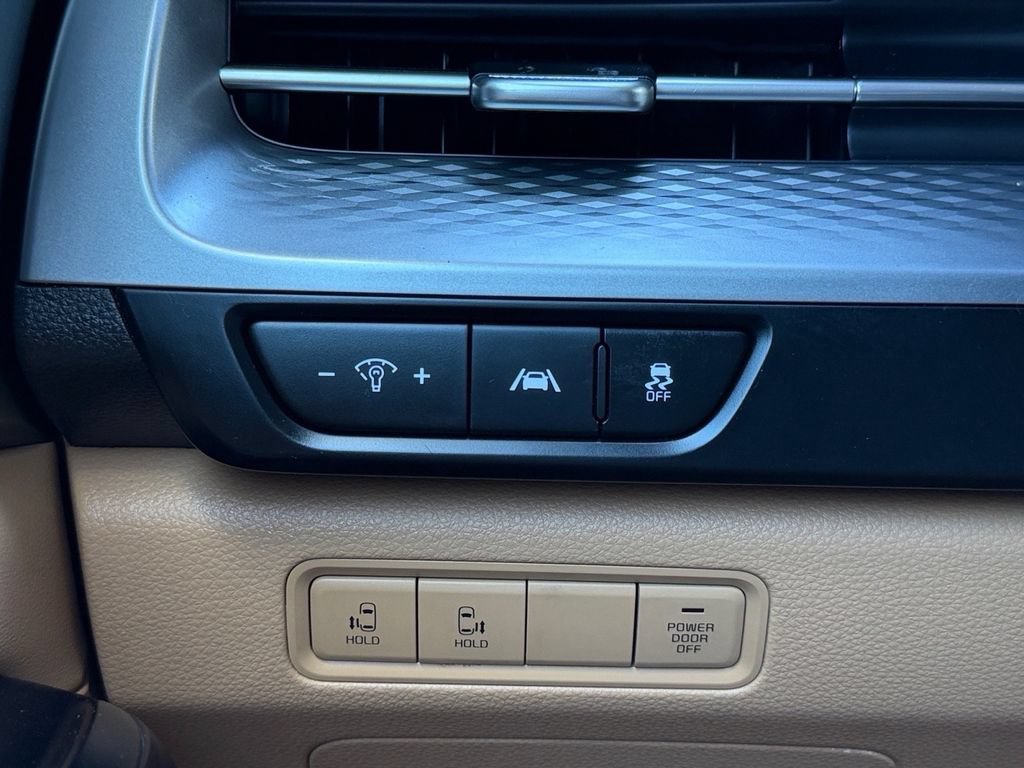 Used 2024 Kia Carnival LX FWD image 23