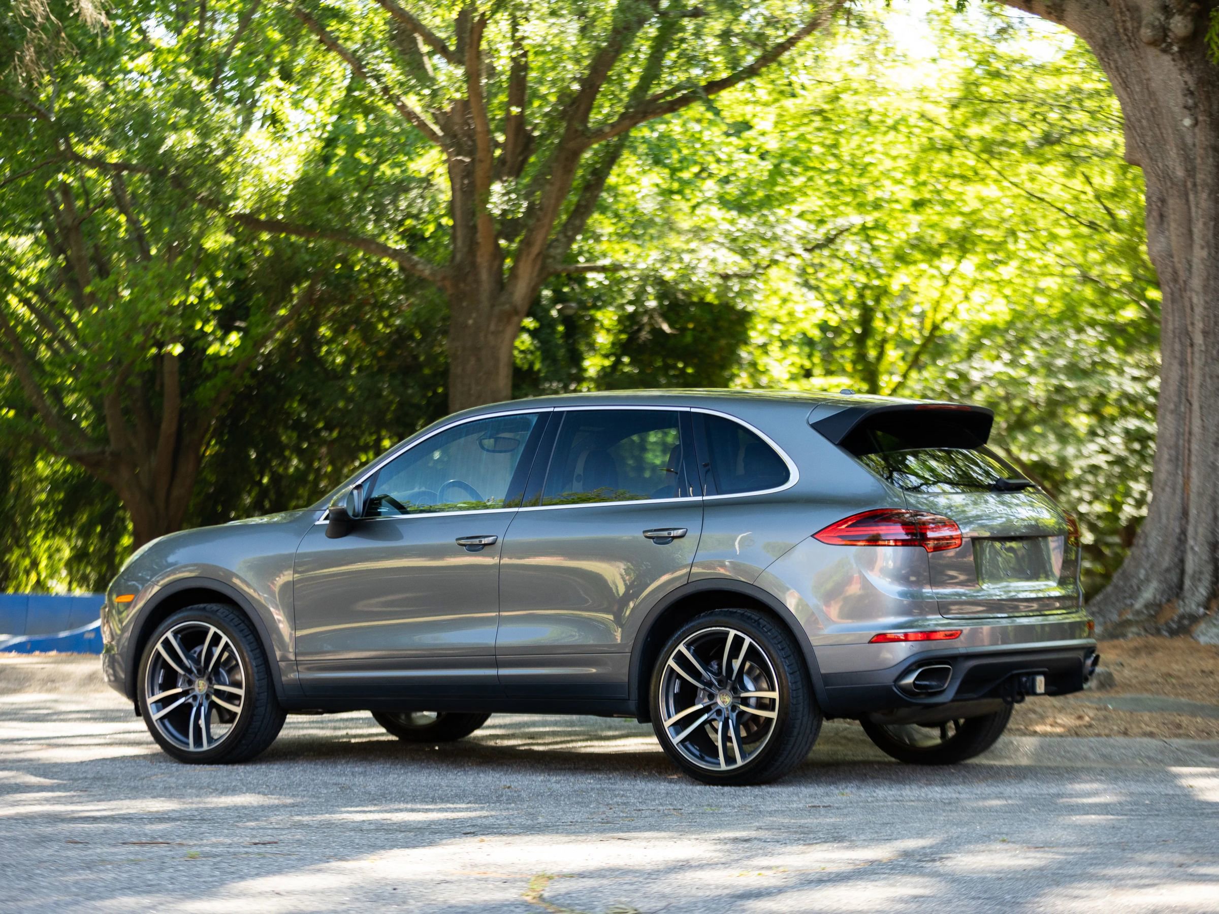 Used 2016 Porsche Cayenne w/ Premium Package AWD/4WD image 10