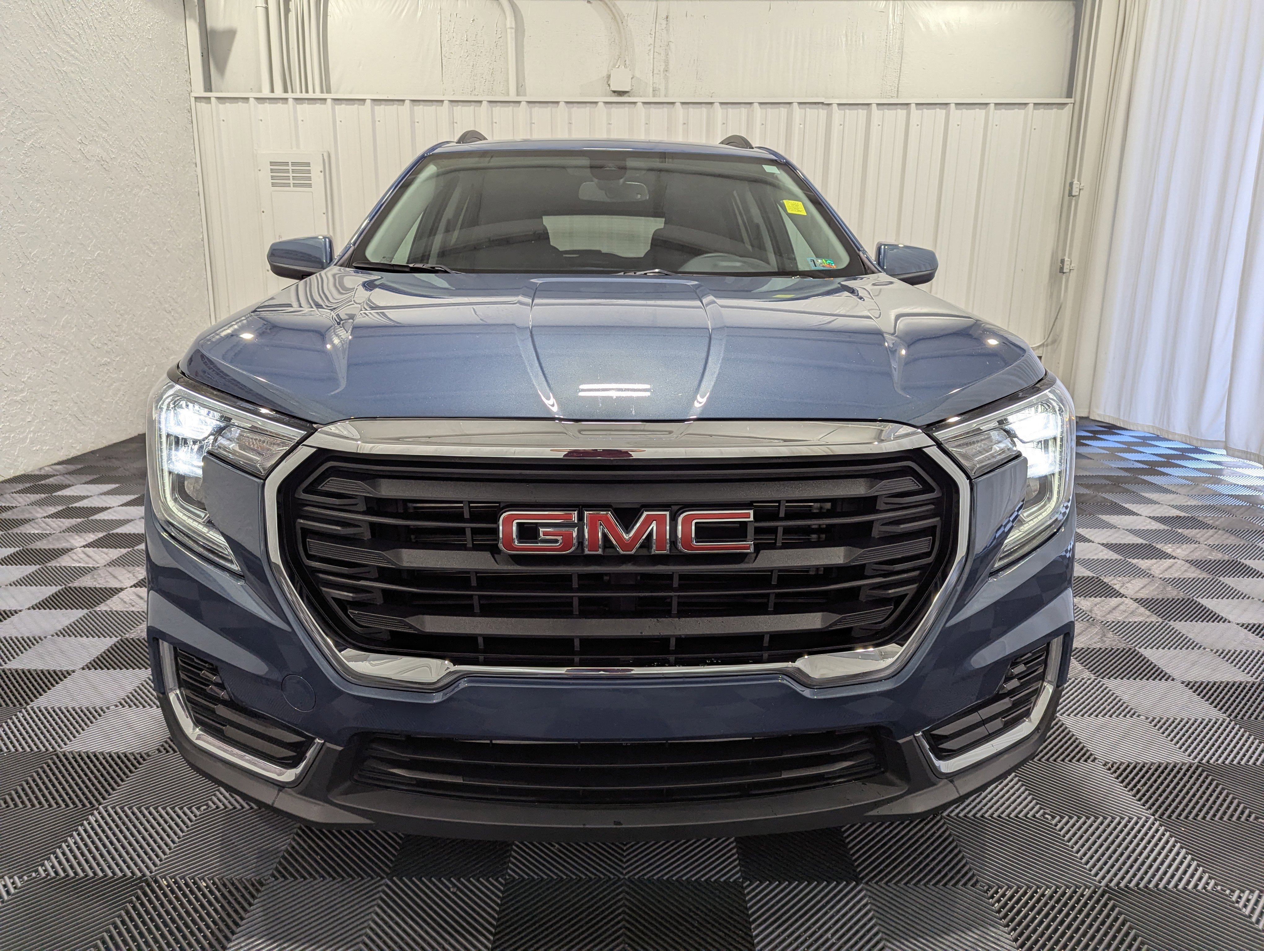 Used 2024 GMC Terrain SLE w/ Driver Convenience Package AWD/4WD image 4