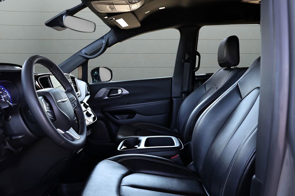 Used 2025 Chrysler Pacifica Select image 44