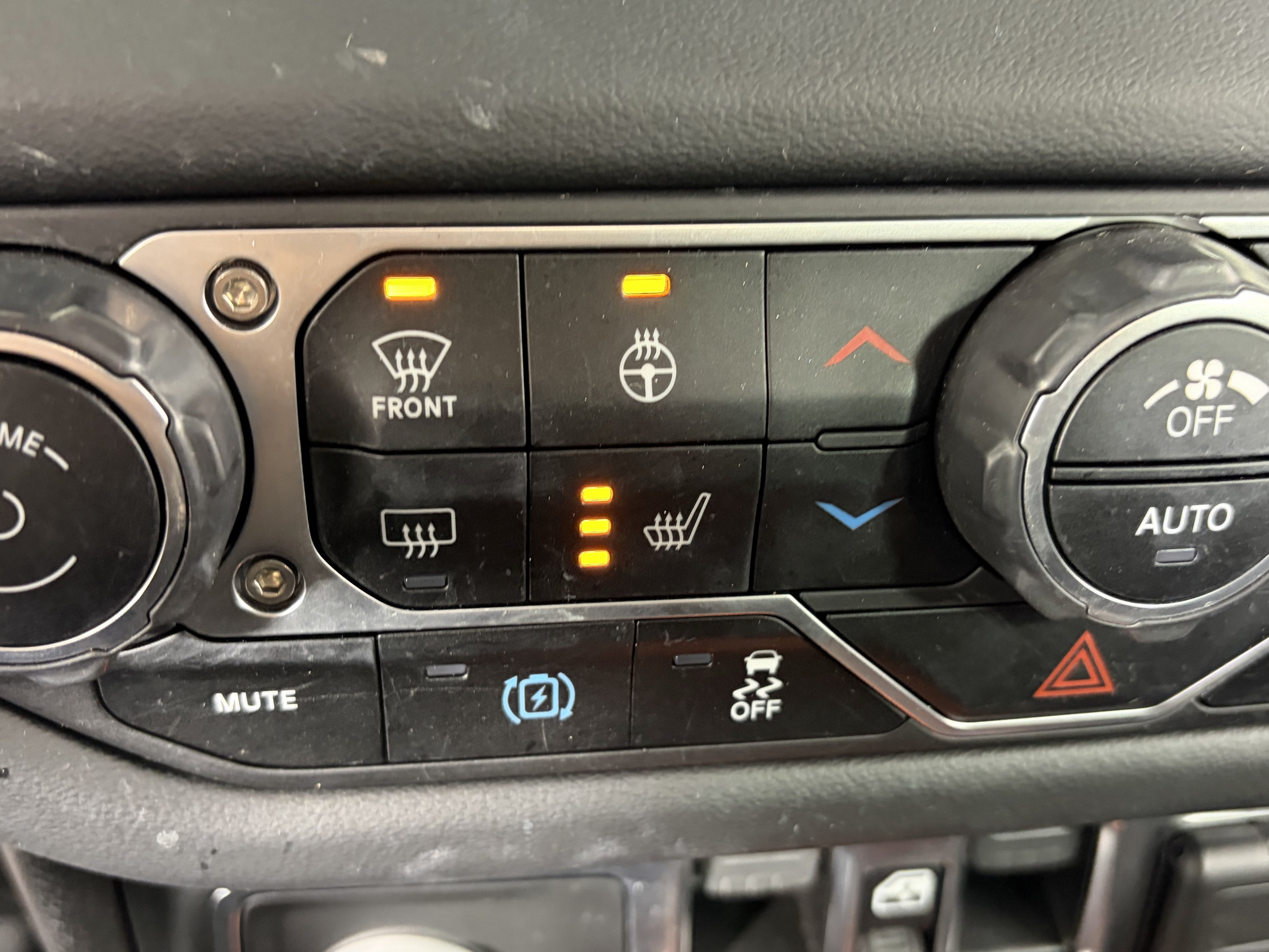 Used 2024 Jeep Wrangler Unlimited Sahara AWD/4WD image 22