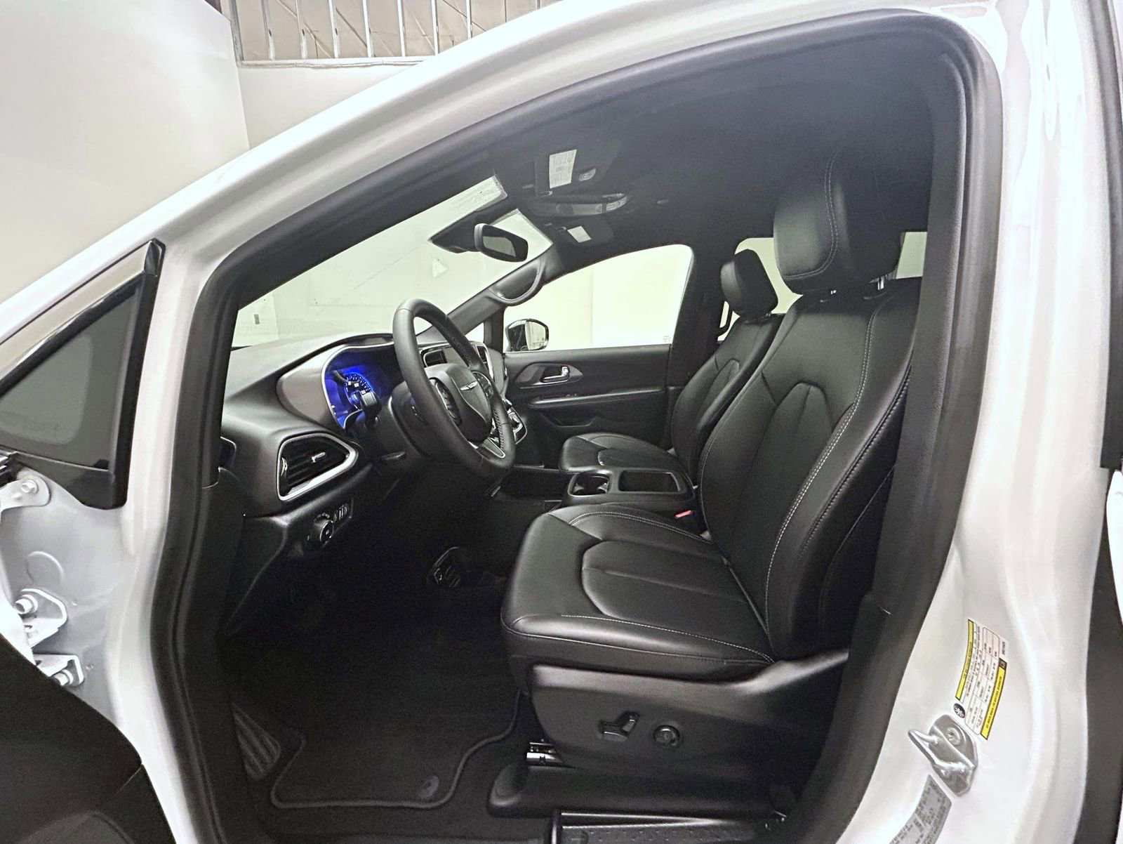 Used 2025 Chrysler Pacifica Select image 10