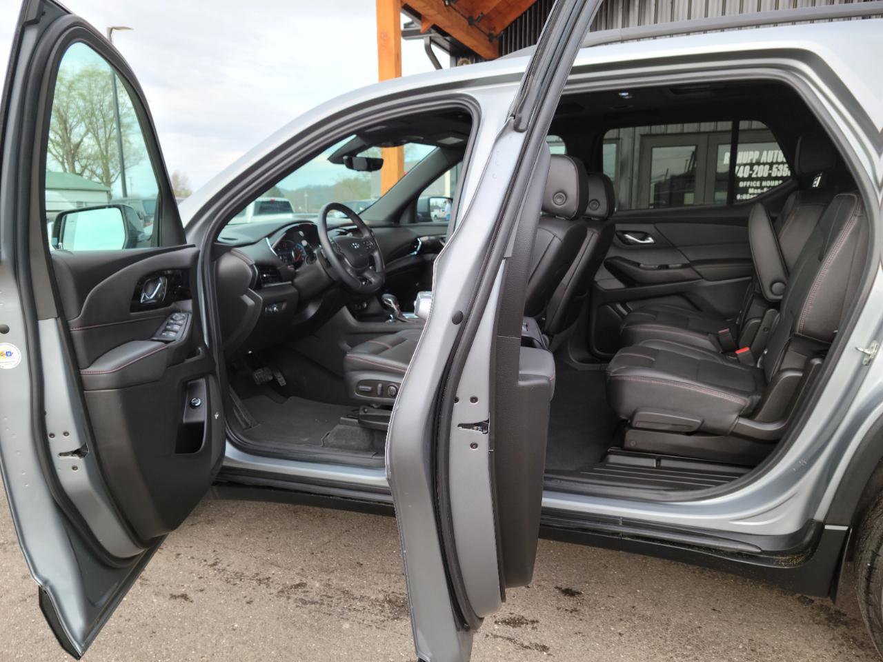 Used 2023 Chevrolet Traverse RS image 7