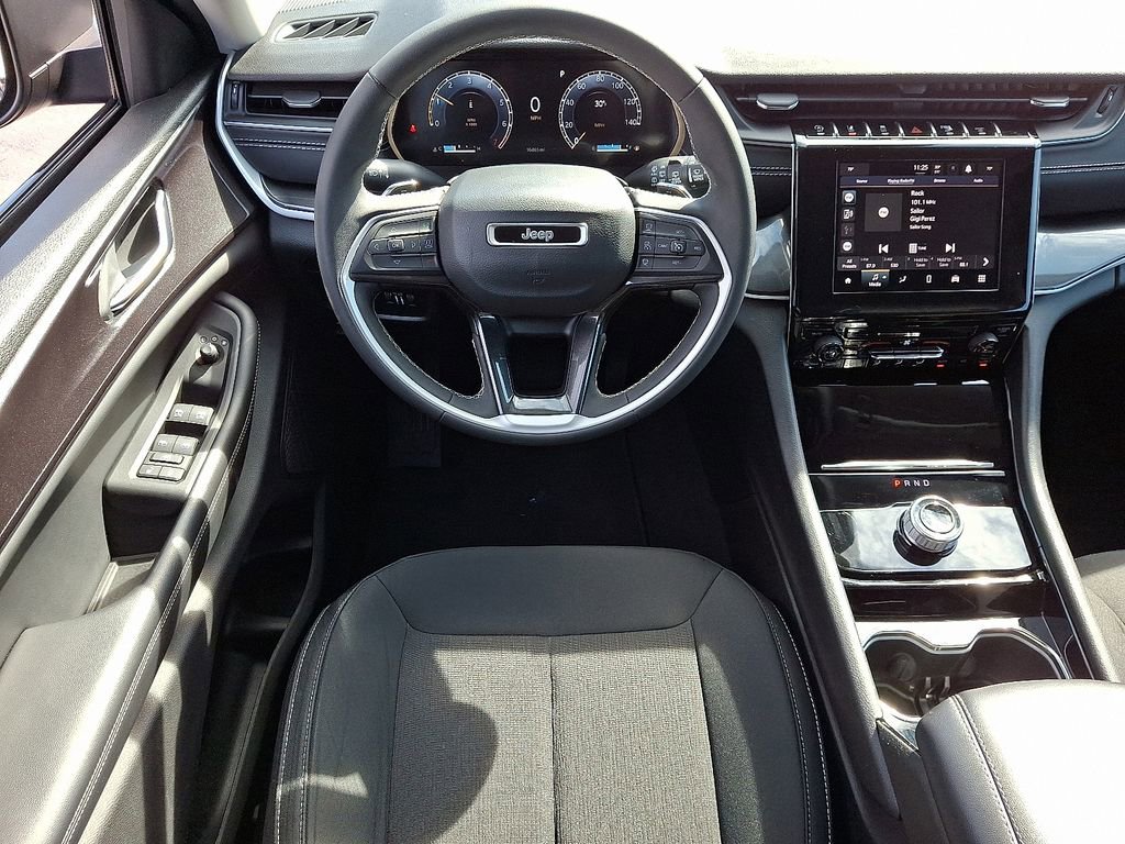 Used 2023 Jeep Grand Cherokee Laredo image 11