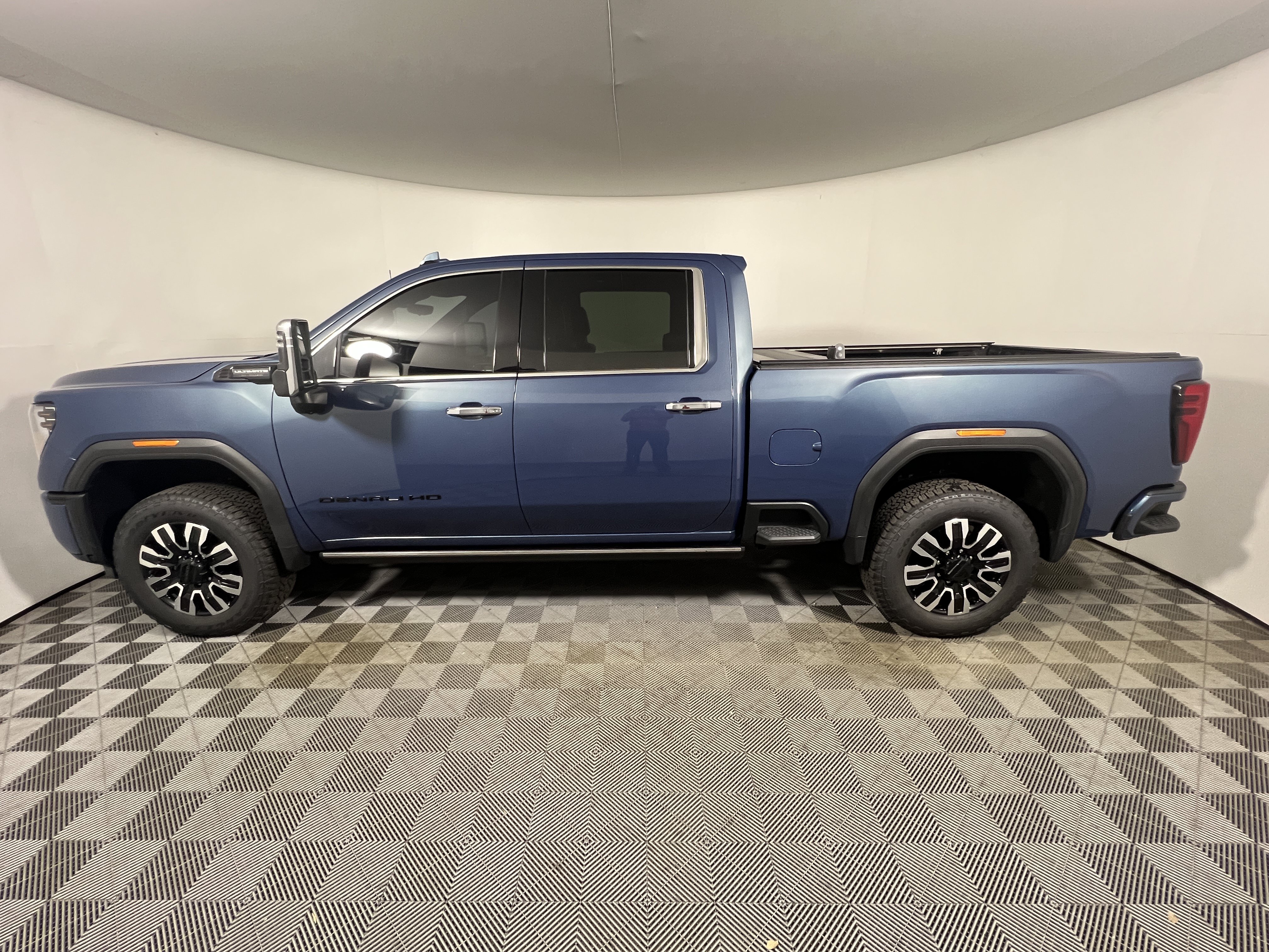 Used 2024 GMC Sierra 2500 Denali Ultimate AWD/4WD image 2