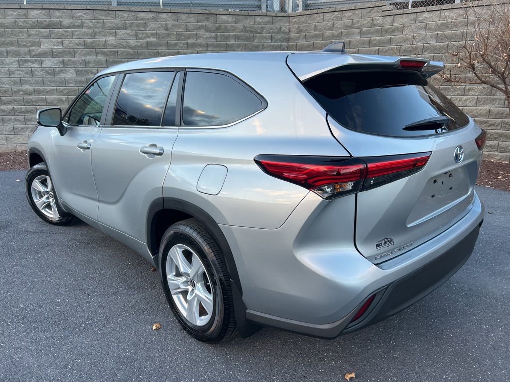 Used 2023 Toyota Highlander LE image 27
