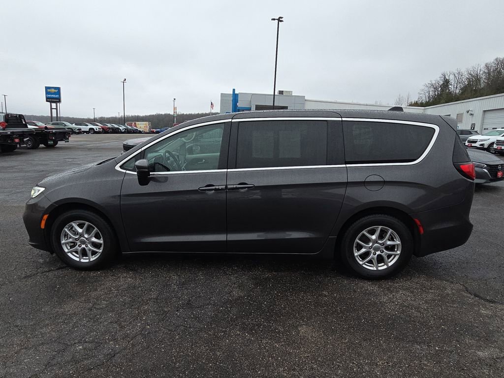 Used 2023 Chrysler Pacifica Touring-L image 5